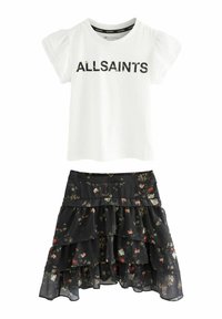 Vaaleanvalkoinen lyhythihainen paita, jossa on mustalla tekstillä "ALLSAINTS", yhdistetty mustaan kukkakuosiseksi kerroshelmaksi, jossa on punaisia ja sinisiä kuvioita.