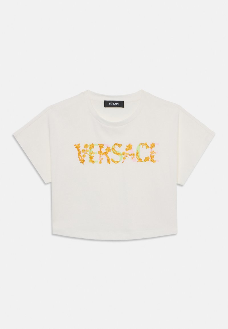 Baltā kokvilnas īsā T-kreklā ar apaļu kakla izgriezumu un īsām piedurknēm. Satur daudzkrāsainus ziedu burtiem ar uzrakstu "VERSACE."