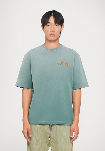 Mintgroene oversized t-shirt met korte mouwen, heeft een ronde halslijn en een geborduurd "DSQUARED2" logo in oranje op de linkerkant van de borst.