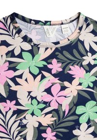 Blomster t-shirt med korte ærmer med en marineblå baggrund og blomster i pink, grøn og creme. Rund hals og blød stof med en glat tekstur.