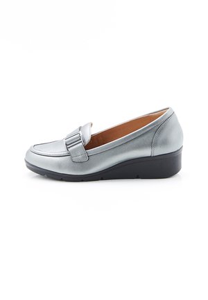 Silberner Leder-Schuh zum Hineinschlüpfen mit niedrigem Keilabsatz und dekorativem Riemen oben, von der Seite auf weißem Hintergrund gezeigt.