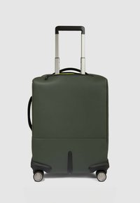 Groene koffer met een glad, duurzaam buitenoppervlak, intrekbare zilveren handgreep, zwarte accenten en vier wielen voor gemakkelijke wendbaarheid.