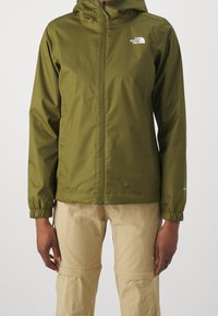 Olivinvihreä vedenpitävä takki, jossa on vetoketjullinen etuosio, joustavat hihansuut ja huppu. Ylävasemmalla rinnassa North Face -logo.