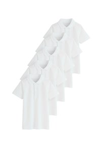 Fünf identische weiße Poloshirts sind in einer diagonalen Linie angeordnet und zeigen ihre kurzen Ärmel und geknöpften Kragen.