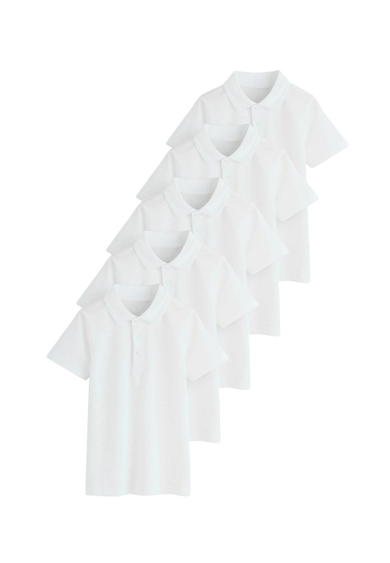 Fünf identische weiße Poloshirts sind in einer diagonalen Linie angeordnet und zeigen ihre kurzen Ärmel und geknöpften Kragen.