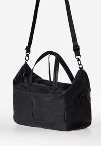 Schwarze Duffel-Tasche aus leichtem Material, mit zwei Griffen, einem abnehmbaren Schultergurt und Reißverschluss. Glatte Textur, minimalistisches Design.