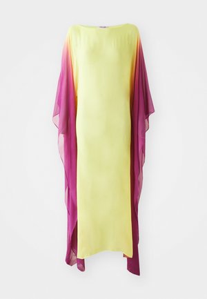 Robe jaune avec des manches droites en mousseline rose dégradé. Design simple et droit, longueur au genou, avec une texture lisse et un tissu fluide.