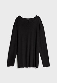Czarna bluzka z długim rękawem wykonana z miękkiego materiału, z szerokim okrągłym dekoltem i lekko opuszczonymi ramionami. Dół ma surowe i nierówne wykończenie.