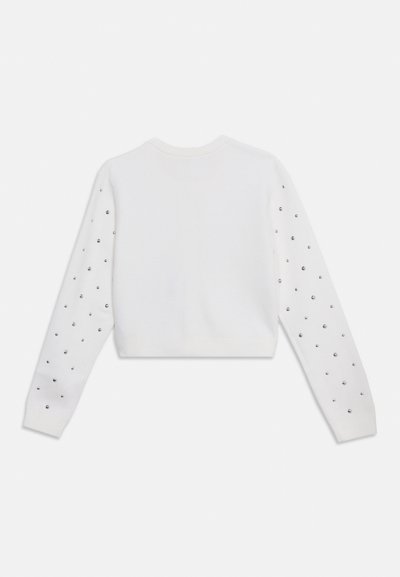 Λευκό cropped πουλόβερ με μακριά μανίκια και στρογγυλή λαιμόκοψη, με ασημένια καρφιά ομοιόμορφα κατανεμημένα και στα δύο μανίκια.