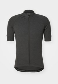 Maillot de cyclisme à manches courtes en tissu gris foncé avec une fermeture éclair à mi-longueur, des manches raglan et un logo Giro sur l'ourlet légèrement rayé.