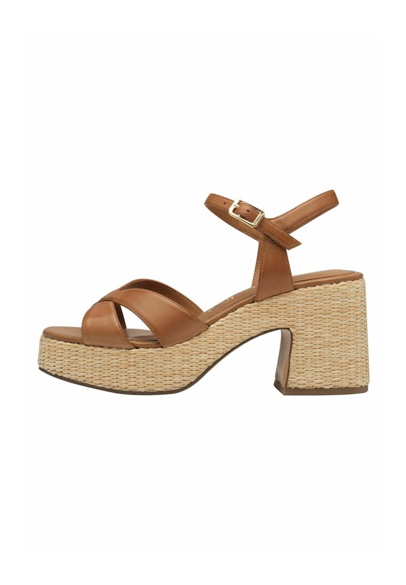 Sandales compensées en cuir marron avec de larges brides croisées, une bride à la cheville avec boucle et un talon tressé texturé, offrant une silhouette stable.