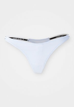 Hellblaue Baumwoll-Strings mit schwarzem elastischem Bund, der das weiße Calvin Klein-Logo zeigt, flach auf einem weißen Hintergrund präsentiert.