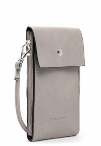 Cartera de cuero gris con cierre de solapa, broche plateado y una correa para la muñeca desmontable. Textura suave con un ribete negro y detalle del logo.