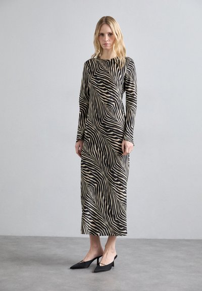 Langærmet kjole med et sort og beige zebra-stribe mønster, lavet af letvægtsstof, med en lige silhuet og rund halsudskæring.