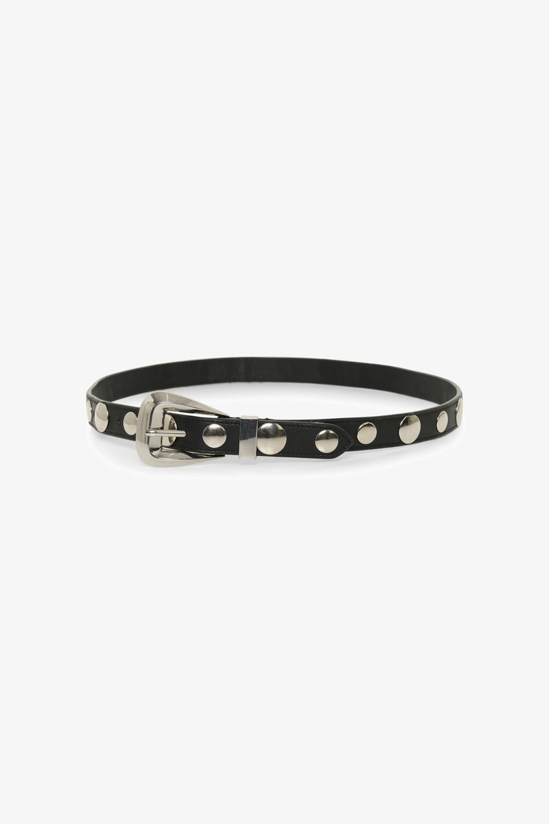 Cinto de couro preto com tachas de metal prateado e uma fivela retangular prateada, apresentando uma textura lisa e um design clássico.