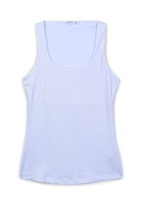 Jasnoniebieski, bezrękawnik o gładkiej, błyszczącej teksturze i szerokim dekolcie w kształcie łzy. Materiał wydaje się rozciągliwy i dopasowany.