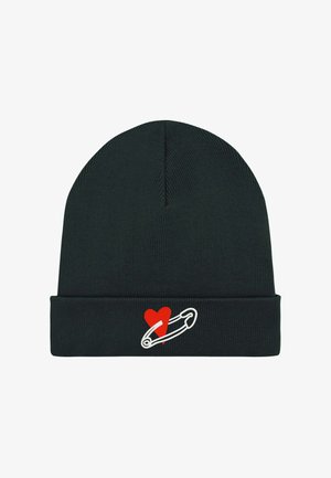 Bonnet en tricot noir avec un revers, orné d'un cœur rouge et d'un épingle de sûreté blanche brodés sur le devant. Texture douce et ajustement extensible.