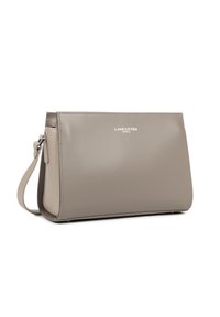 Clutch rettangolare in pelle taupe con logo argentato "Lancaster Paris" e tracolla, su sfondo bianco.