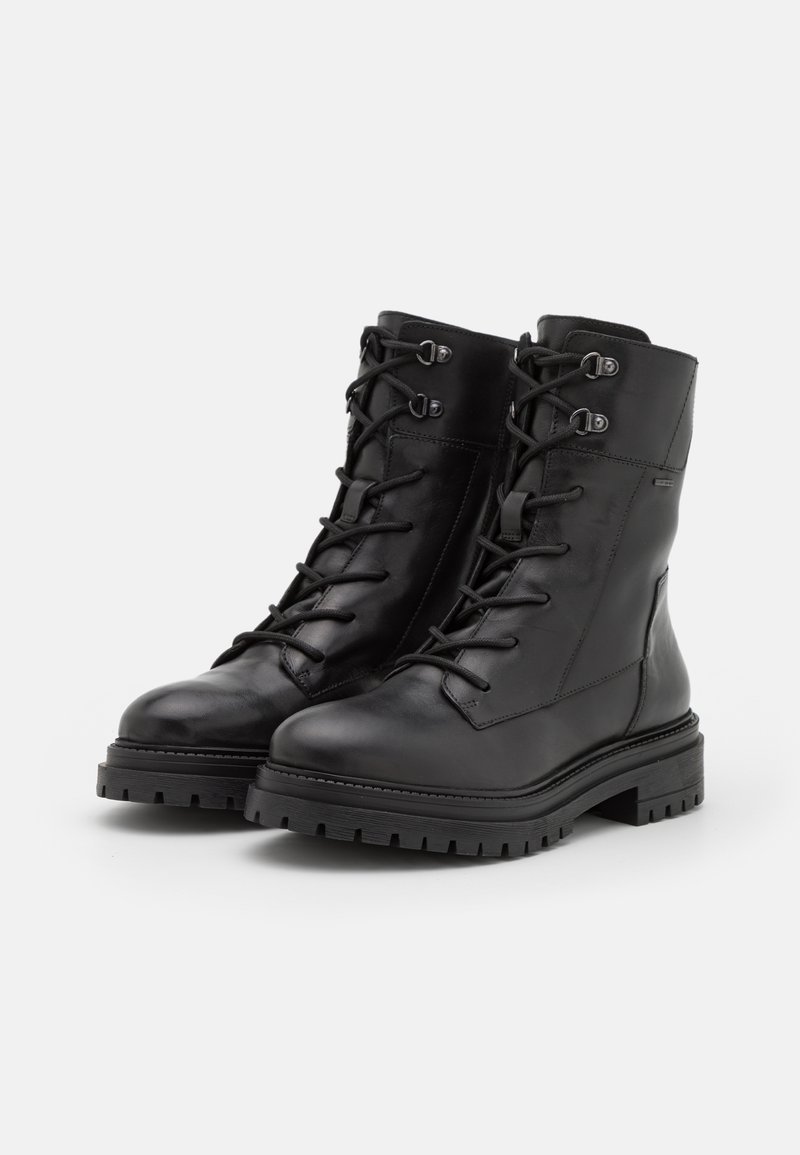 Stivaletti in pelle nera con allacciatura, punta tonda, suola in gomma robusta con battistrada e dettagli di cucitura in contrasto lungo le cuciture.