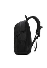 Zaino nero con tessuto testurizzato, dettagli in rete, spallacci imbottiti e regolabili, e tasche laterali, progettato per durabilità e comfort.