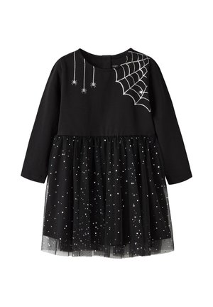 Robe noire à manches longues avec motif toile d'araignée argentée et araignées suspendues sur le haut, et une jupe en tulle scintillante avec des points argentés.
