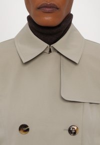 MICHAEL Michael Kors Šineļveida mētelis - dusty sage