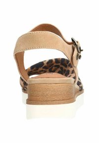 Beige suède sandaal met een luipaardprint inlegzool, verstelbare enkelriem met een metalen gesp en een gestructureerde lichtbruine hak.