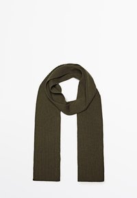 Ribbade halsdukar i mörk olivgrön, med en mjuk textur och lång, rektangulär form. Ingen synlig hårdvara eller mönster.