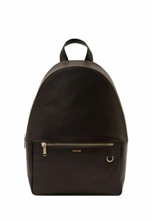 Mochila de cuero negro con asa superior, bolsillo frontal con cremallera dorada, pequeño detalle de anilla metálica y logo "REISS" dorado en el frente.