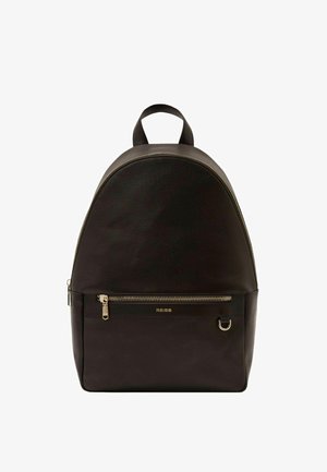 Mochila de cuero negro con asa superior, bolsillo frontal con cremallera dorada, pequeño detalle de anilla metálica y logo "REISS" dorado en el frente.
