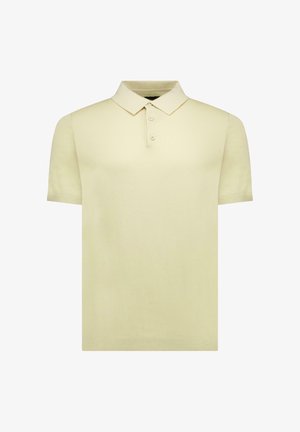 Beige polo met korte mouwen, drie knopen en een klassieke kraag, afgebeeld op een witte achtergrond.