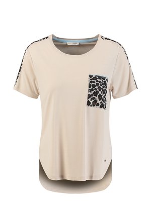 Beige Kurzarmshirt mit Leopardenmuster auf der linken Brusttasche und passenden Leopardenstreifen entlang der Schultern und Ärmel.