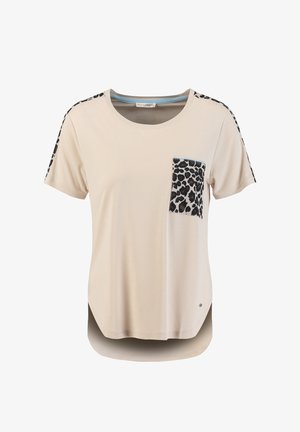 Camicia beige a maniche corte con taschino a stampa leopardata sul petto sinistro e strisce con stampa leopardata abbinate sulle spalle e sulle maniche.
