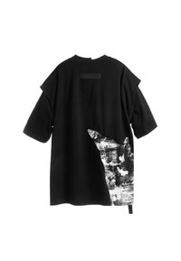 Camisa negra de gran tamaño de manga corta con detalles inclinados en los hombros y un gráfico abstracto en blanco y negro desgastado en la parte inferior derecha de la espalda.