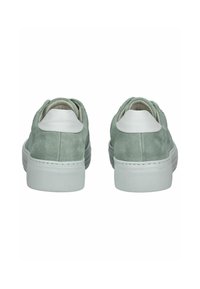 Sneakers in suede verde con dettagli in pelle bianca e suole in gomma testurizzata. Forma arrotondata con design slip-on e colletto imbottito.