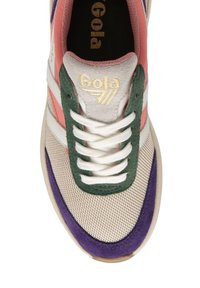 Gola sneakers met een bovenwerk van mesh in beige, verfraaid met details van roze, groen en paarse suède, en witte veters. Gouden logo op de tong.