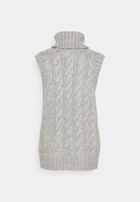 Jersey sin mangas de color gris claro con cuello alto, textura de trenzado y ribete acanalado en la parte inferior, que presenta un corte holgado y un patrón tejido a mano.