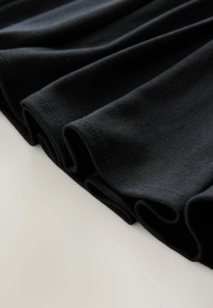 Tissu en coton noir avec de doux plis froncés le long du bord. Texture lisse et couture soignée visibles sur la surface.