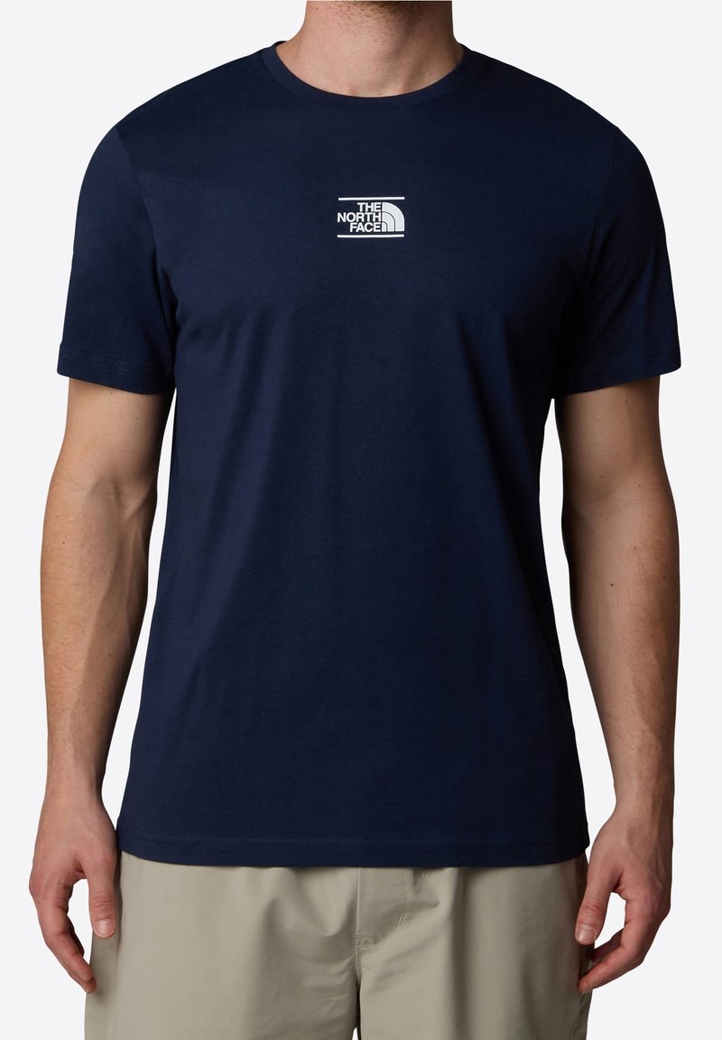 Mörkblå T-shirt med rund halsringning, tillverkad av mjuk bomull, med en liten vit logotyp på bröstet och korta ärmar.