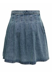 Jupe en denim avec des plis, longueur mi-cuisse, couleur bleu clair, texture tissée et une ceinture pour un ajustement adapté.