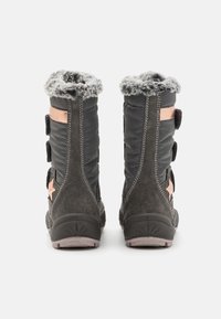 Bottes d'hiver noires et grises avec un col en fausse fourrure, présentant des sangles ajustables, un accent en étoile et une semelle en caoutchouc texturé.
