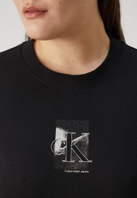 Calvin Klein Jeans - T-shirt z nadrukiem
