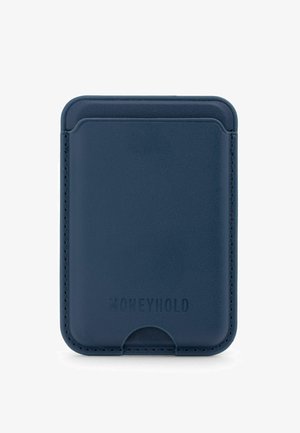 Cartera delgada de piel azul marino con bordes cosidos y un pequeño recorte en la parte inferior, con la marca "MONEYHOLD" grabada en relieve en el frente.