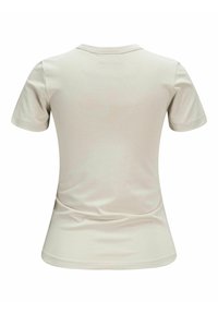 T-shirt a maniche corte, di colore beige chiaro, con scollatura rotonda e tessuto di cotone morbido. Design leggermente aderente senza motivi o decorazioni visibili.