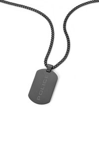 Ciondolo in metallo nero a forma di dog tag su una catena intrecciata, con la parola "POLICE" incisa in un font moderno, con una finitura opaca.