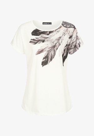 Balta trumpųjų rankovių marškinėliai su juoda ir pilka plunksnos grafika kairiajame petyje, apvaliu iškirpimu ir laisvu siluetu.