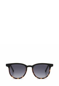 Zwarte en schildpadbril zonnebril met een cat-eye vorm, gradiënt grijze lenzen en slanke pootjes. Minimalistisch ontwerp zonder zichtbaar logo.