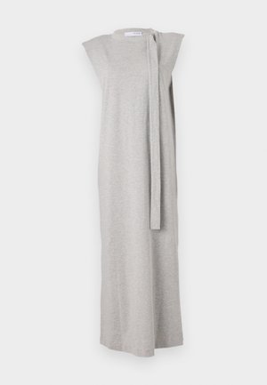 Szürke ujjatlan ruha puha anyagból, egyenes szabással, csónaknyakkal és oldalsó megkötő részlettel a zárás érdekében.