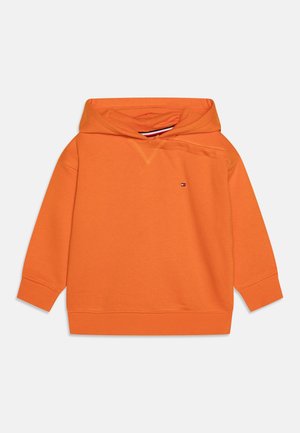 Sweatshirt à capuche orange à manches longues, petit logo sur la poitrine, avec poignets et ourlet côtelés, présenté à plat sur un fond blanc.