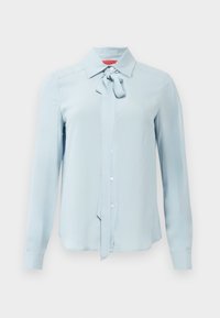 Vaaleansininen pitkähiha blouse, jossa on napitus edessä, terävä kaulus ja kankainen hihna solmittuna kauluksessa.